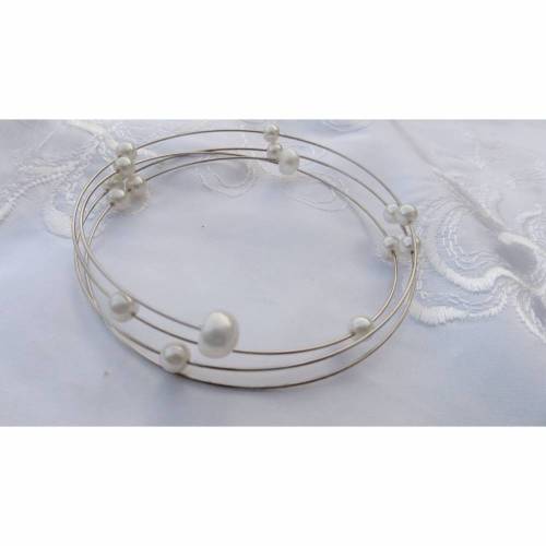 Zartes Brautarmband, echte Perlen schwebend auf memory wire, leichter Armreif