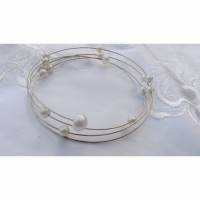 Zartes Brautarmband, echte Perlen schwebend auf memory wire, leichter Armreif Bild 1