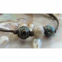 Armband mit Tahiti-Perlen, verstellbares Lederband mit drei geschnitzten Perlen, Kunstwerke auf tätowierten Perlen Bild 1