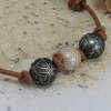 Armband mit Tahiti-Perlen, verstellbares Lederband mit drei geschnitzten Perlen, Kunstwerke auf tätowierten Perlen Bild 6