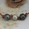 Armband mit Tahiti-Perlen, verstellbares Lederband mit drei geschnitzten Perlen, Kunstwerke auf tätowierten Perlen Bild 9