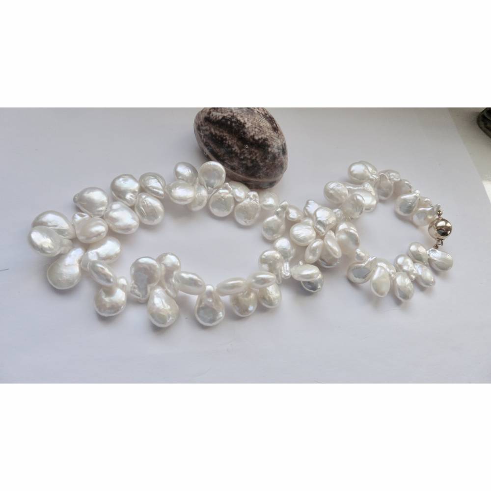 Weiße Perlenkette als Hochzeitsschmuck, eleganter Perlenschmuck Bild 1