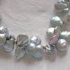 Perlenkette aus Tropfen-Perlen, ein elegantes graues Perlencollier mit kleinen Goldkugeln Bild 2