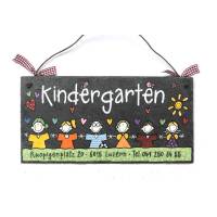 Schiefertürschild mit Motiv Kindergarten, Geschenk zum Abschied, handbemalt und individuell personalisiert Bild 1