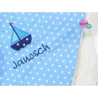 Babydecke mit Namen und Segelboot in hellblau mit Sternen Bild 1
