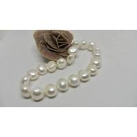 Perlenarmband aus klassisch schönen weißen Perlen auf elastischem Armband Bild 1