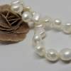 Perlenarmband aus klassisch schönen weißen Perlen auf elastischem Armband Bild 2