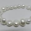 Perlenarmband aus klassisch schönen weißen Perlen auf elastischem Armband Bild 3