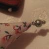 Schlüsselanhänger mit geblümten Stoffherz und Perlen Bild 2