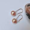 Ausdrucksstarke Perlen-Ohrringe, Brautschmuck, echte runde zart-rosa Edison Perlen 11 mm, Fassung 18 K Gold Bild 2