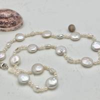 Weiße Perlenkette mit Saatperlen, Keshiperlen und Münzperlen, Brautkette Bild 1
