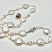 Weiße Perlenkette mit Saatperlen, Keshiperlen und Münzperlen, Brautkette Bild 4