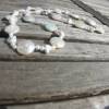 Weiße Perlenkette mit Saatperlen, Keshiperlen und Münzperlen, Brautkette Bild 6