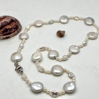 Weiße Perlenkette mit Saatperlen, Keshiperlen und Münzperlen, Brautkette Bild 7