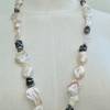 Lange Kette aus großen Keshi Perlen mit bestem Glanz, Jugendstil-Schloß handgeschmiedet Bild 3