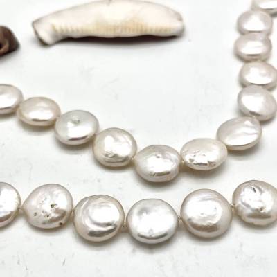 Weiße Münz-Perlen-Kette mit 14-Karat_Goldverschluß, Brautschmuck, Geschenk, Hochzeitsschmuck