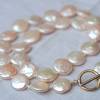 Weiße Münz-Perlen-Kette mit 14-Karat_Goldverschluß, Brautschmuck, Geschenk, Hochzeitsschmuck Bild 2