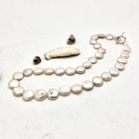 Weiße Münz-Perlen-Kette mit 14-Karat_Goldverschluß, Brautschmuck, Geschenk, Hochzeitsschmuck Bild 9