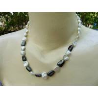 Perlenkette aus strahlenden Keshi-Perlen schwarz-weiß Bild 1