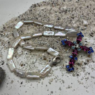 Perlenkette mit Kristallanhänger, echte Süßwasserperlen mit festlicher Brosche