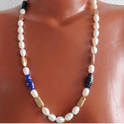 Elegante Perlenkette aus echten Perlen, festlich glänzend