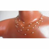 Sommerliche Perlenkette aus feinen echten Perlen, Brautschmuck, schwebend auf goldenem Juwelierdraht Bild 1