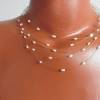 Sommerliche Perlenkette aus feinen echten Perlen, Brautschmuck, schwebend auf goldenem Juwelierdraht Bild 3