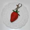 Taschenbaumler Erdbeere - handgefilzter süße Früchte Anhänger Bild 3