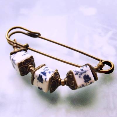 Anstecknadel Porzellan Würfel Delft, Kiltnadel bronze mit weiß blau N-7-AB-32