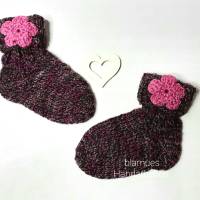 Baby Socken - Erstlingssocken  handgestrickt, beerefarben meliert mit pinkfarbener Blütenapplikation Bild 1