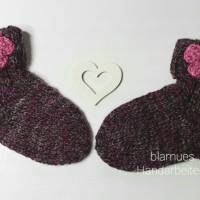 Baby Socken - Erstlingssocken  handgestrickt, beerefarben meliert mit pinkfarbener Blütenapplikation Bild 2