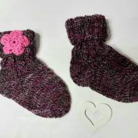 Baby Socken - Erstlingssocken  handgestrickt, beerefarben meliert mit pinkfarbener Blütenapplikation Bild 3