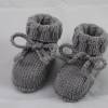 graue Babyschuhe 3-6 Monate gestrickt aus Wolle für kleine Jungen und Mädchen Bild 2
