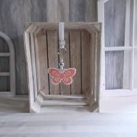 Fensterdeko, Hänger mit Holz-Schmetterling in weiß dunkelrosa, Türkranz Bild 1