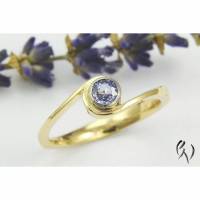 Schmaler Ring aus Gold 750/- mit hellblauem Saphir Bild 1