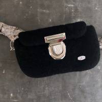Schwarze Gürteltasche aus Wolle gefilzt mit silberfarbenen Karabinerhaken und Steckverschluss Bild 1