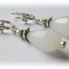 1 Paar silberfarbene Ohrhänger mit Glastropfen - Ohrringe - Hochzeit - weiß Bild 2