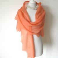 Sommerlicher Schal aus Mohair apricot, xl Dreieckstuch, gestricktes Umschlagtuch lachsfarbig, Geschenk für Frauen Bild 10