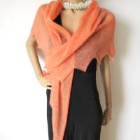 Sommerlicher Schal aus Mohair apricot, xl Dreieckstuch, gestricktes Umschlagtuch lachsfarbig, Geschenk für Frauen Bild 2
