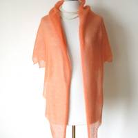 Sommerlicher Schal aus Mohair apricot, xl Dreieckstuch, gestricktes Umschlagtuch lachsfarbig, Geschenk für Frauen Bild 3