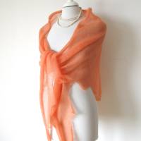 Sommerlicher Schal aus Mohair apricot, xl Dreieckstuch, gestricktes Umschlagtuch lachsfarbig, Geschenk für Frauen Bild 5