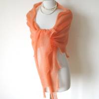Sommerlicher Schal aus Mohair apricot, xl Dreieckstuch, gestricktes Umschlagtuch lachsfarbig, Geschenk für Frauen Bild 6