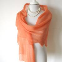 Sommerlicher Schal aus Mohair apricot, xl Dreieckstuch, gestricktes Umschlagtuch lachsfarbig, Geschenk für Frauen Bild 8