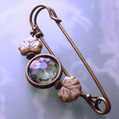 große Kiltnadel mit Ahorn in zartem Grün, funkelnde Bronze Sicherheitsnadel N-7-AB-12