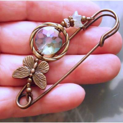 Kiltnadel Schmetterling mit Kristall in Meergrün, Lavendel oder Orange funkelnde Tuchnadel Farbwahl N-7-AB-1