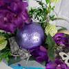 moderne Tischdeko mit Orchidee in blau lila silber Tönen, groß mit Spruch-Kugel Bild 5