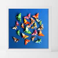 Buntes Geflatter // Origami Schmetterlinge aus handmarmoriertem Papier im Objektrahmen Bild 1