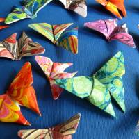 Buntes Geflatter // Origami Schmetterlinge aus handmarmoriertem Papier im Objektrahmen Bild 3