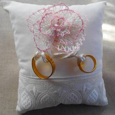 Ringkissen ivory mit handgeklöppelter Blüte und Vintagespitze
