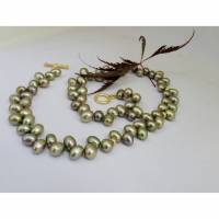 Grüne echte Perlen als Kette, echte 14K Goldringe, sehr dekoratives Schloß Bild 2